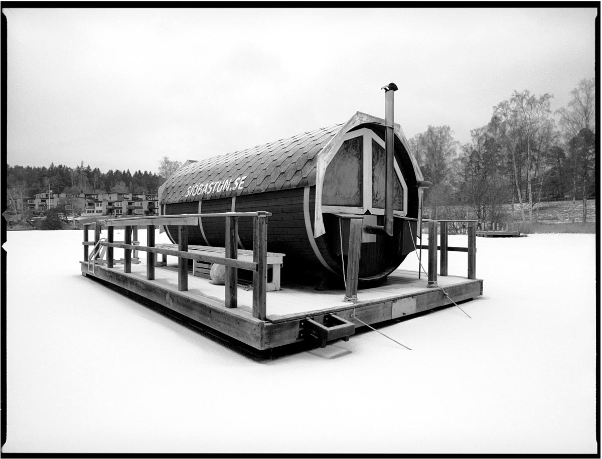 Schwimmende Sauna im winter - Ausstellung schwedische Winterbilder von Dan Hummel - ab 30. November 2019 im Atelier 223, Bonn Mehlem