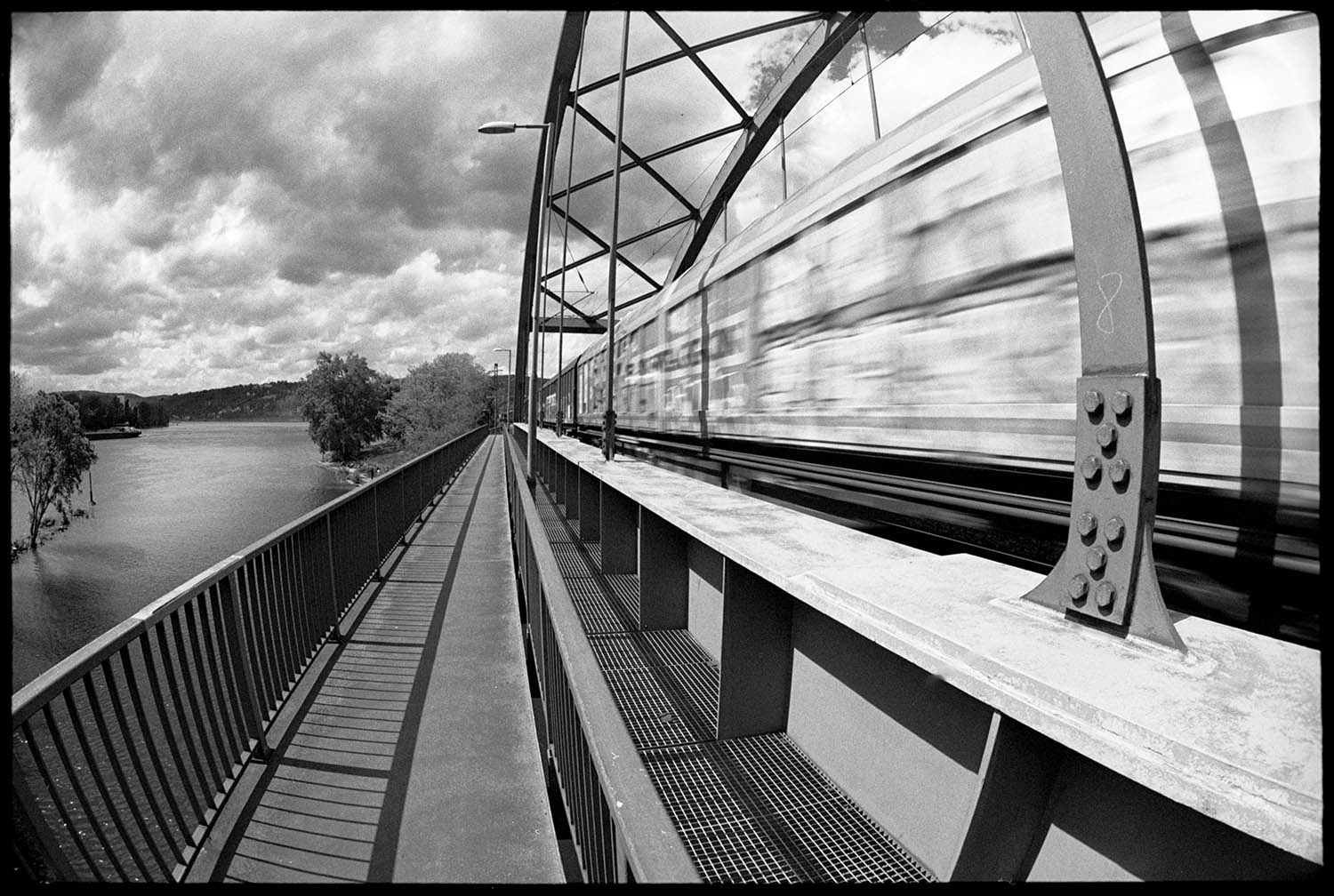 Güterverkehr - Rheinromantik, eine Fotoserie von Dan Hummel, Schwarzweißfotos
