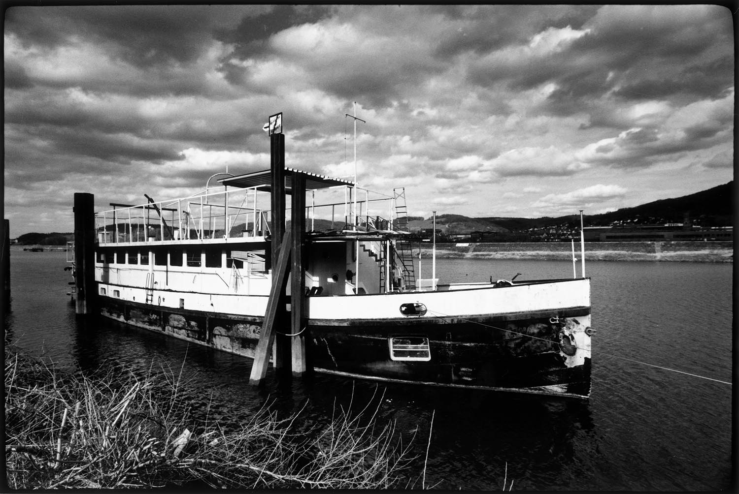 Wohn- und Werkstattschiff, etwas abgetakelt - Rheinromantik, eine Fotoserie von Dan Hummel, Schwarzweißfotos