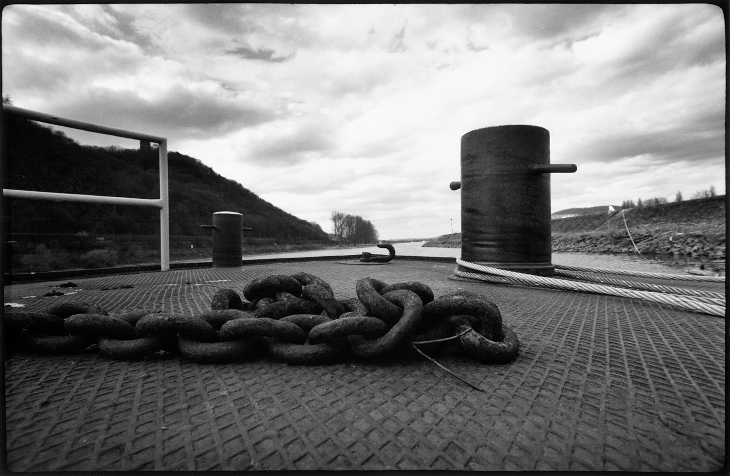 Schiffsanleger im Hafen - Rheinromantik, eine Fotoserie von Dan Hummel, Schwarzweißfotos