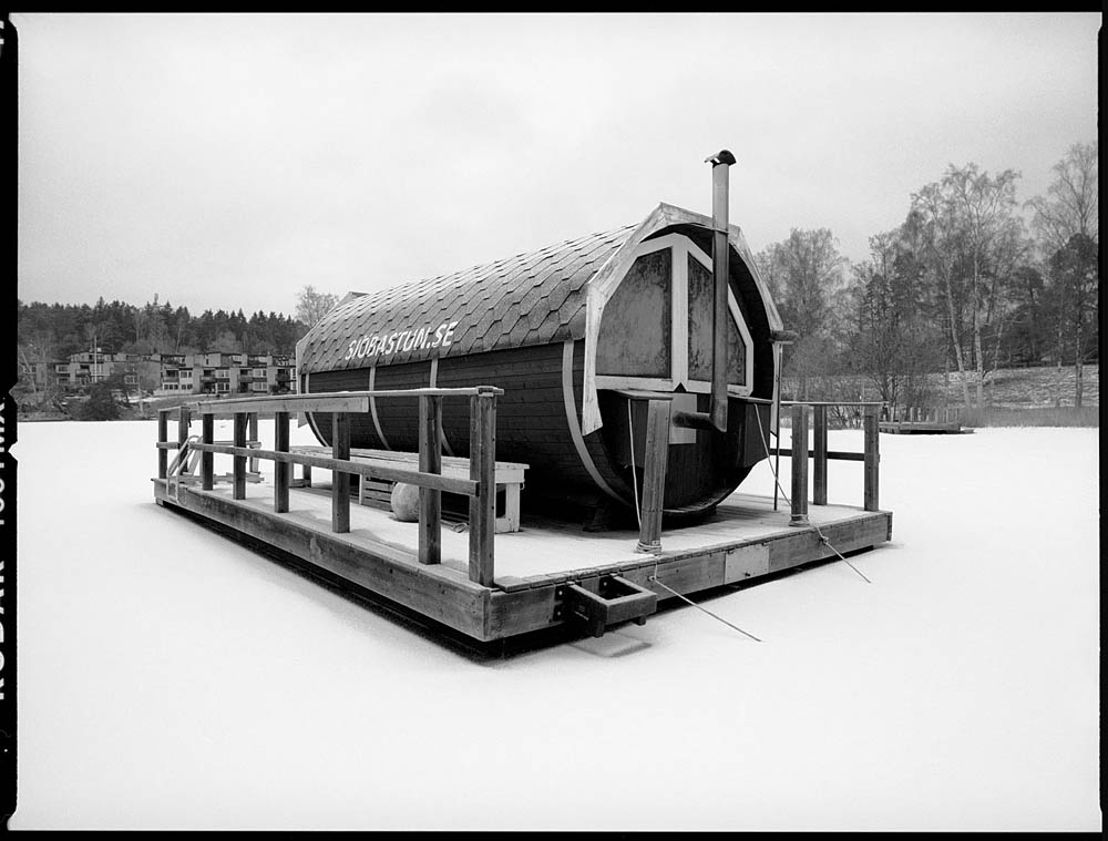 Schwimmende Sauna - eingefroren bei Stockholm